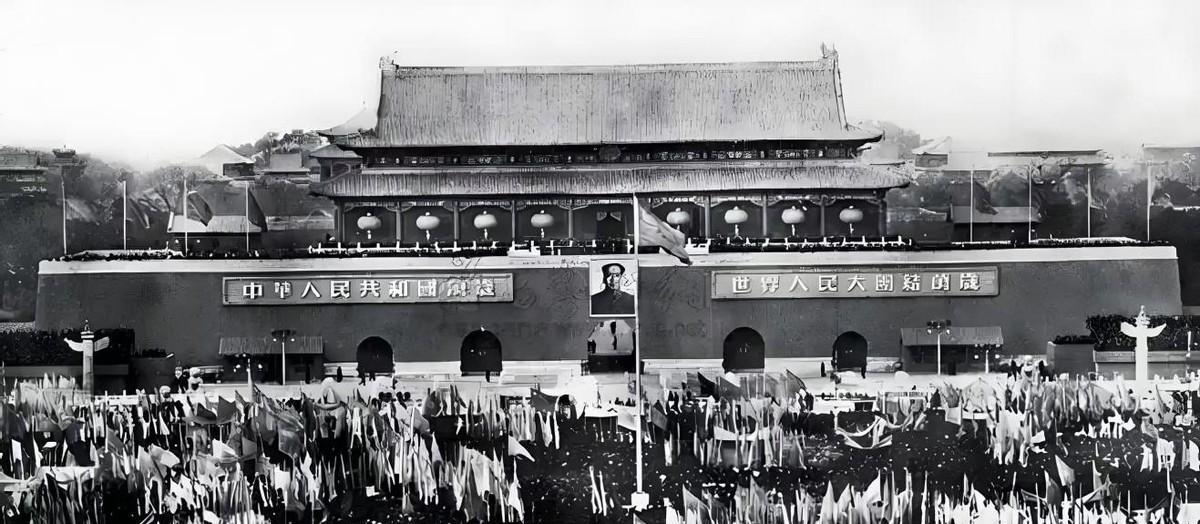 1949年毛主席在北京街头，意外碰到老鸨正在逼迫一个少女做娼妓，毛主席出面阻