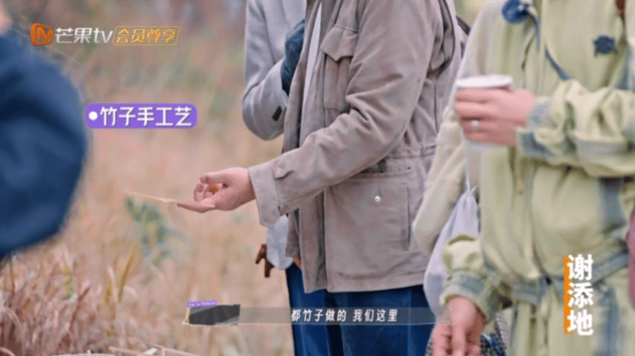 胡静时刻惦记着打儿子胡静逛集市这波操作笑发财了🤣卢兆祥看到竹子戒尺，胡静瞬间