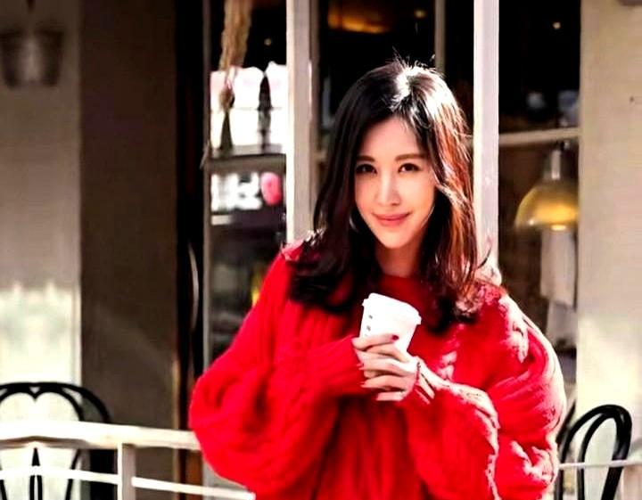 冯仑这招“移花接木”，真是把田朴珺给安排得明明白白！我得说，这事儿的开局就充满