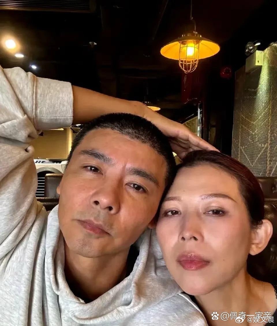 张晋和蔡少芬也太真实了，无美颜无滤镜直接怼脸拍，坦然接受岁月痕迹，这份松弛感真的