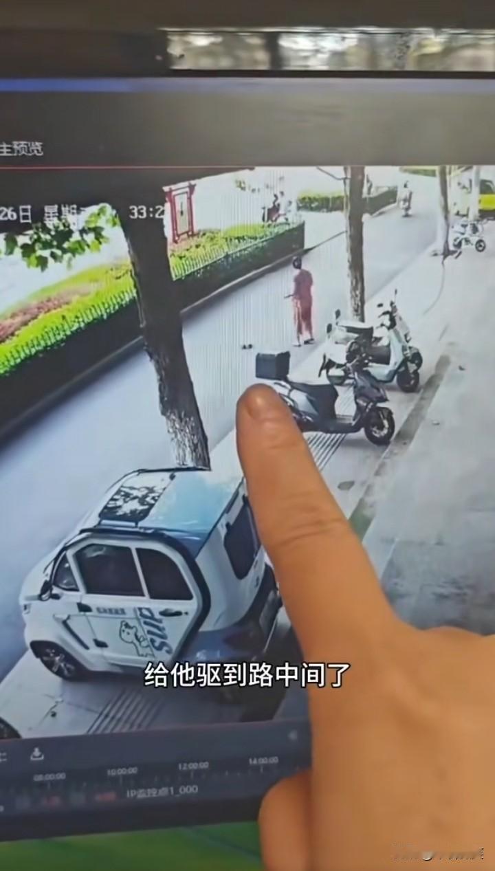 安徽一老太太跟一块砖杠上了！8月26日，老太太看到一块砖在路边，非要踢到路中央！