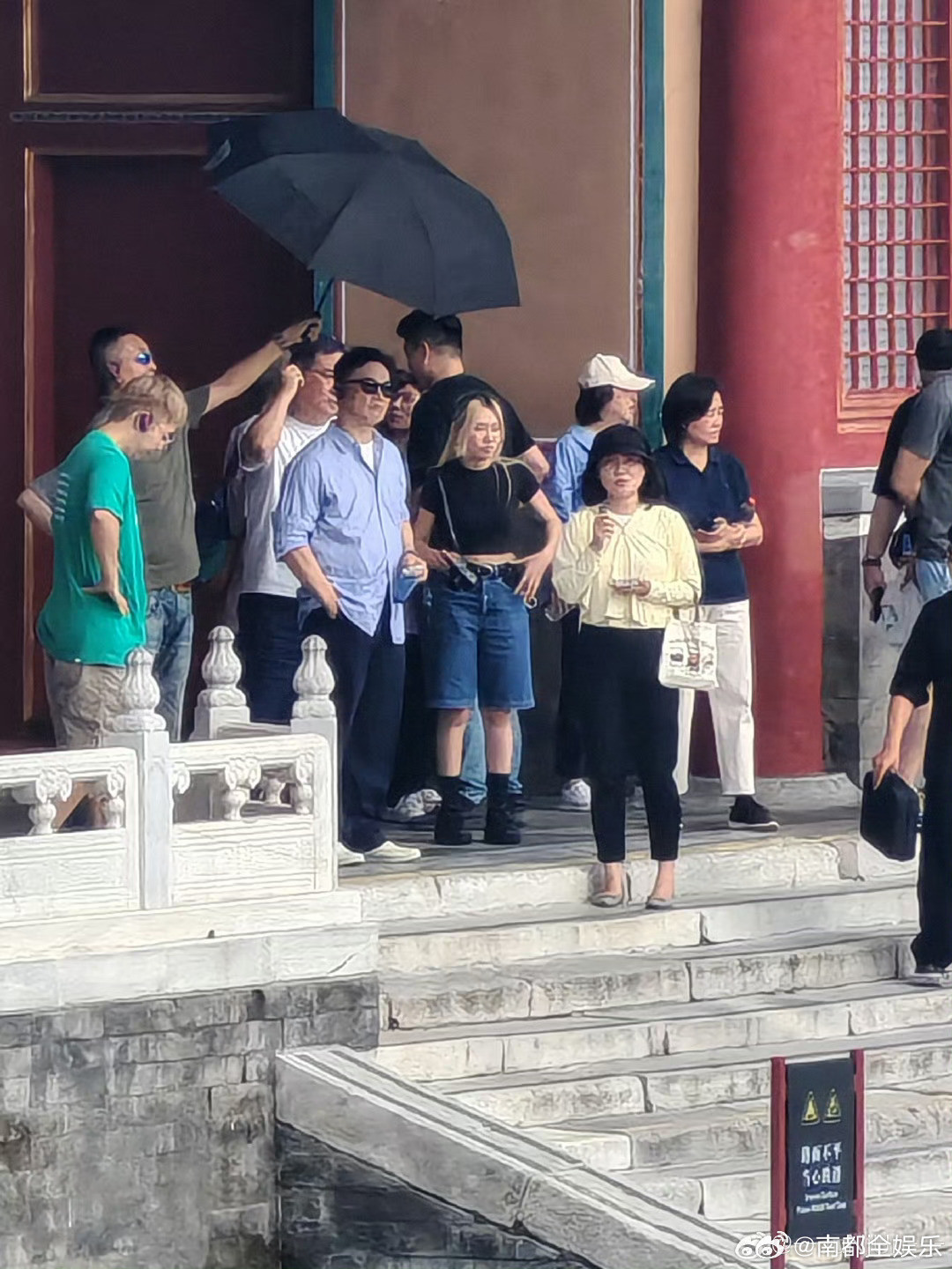 故宫偶遇陈奕迅16日，多位网友晒出在故宫偶遇的照片，照片中，陈奕迅身穿蓝色格纹衬