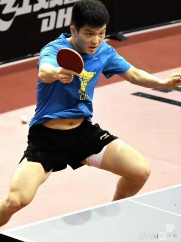 给大家分享二十岁时的樊振东的照片，他看他大腿上缠着重重叠叠的肌贴，但丝毫不影响他