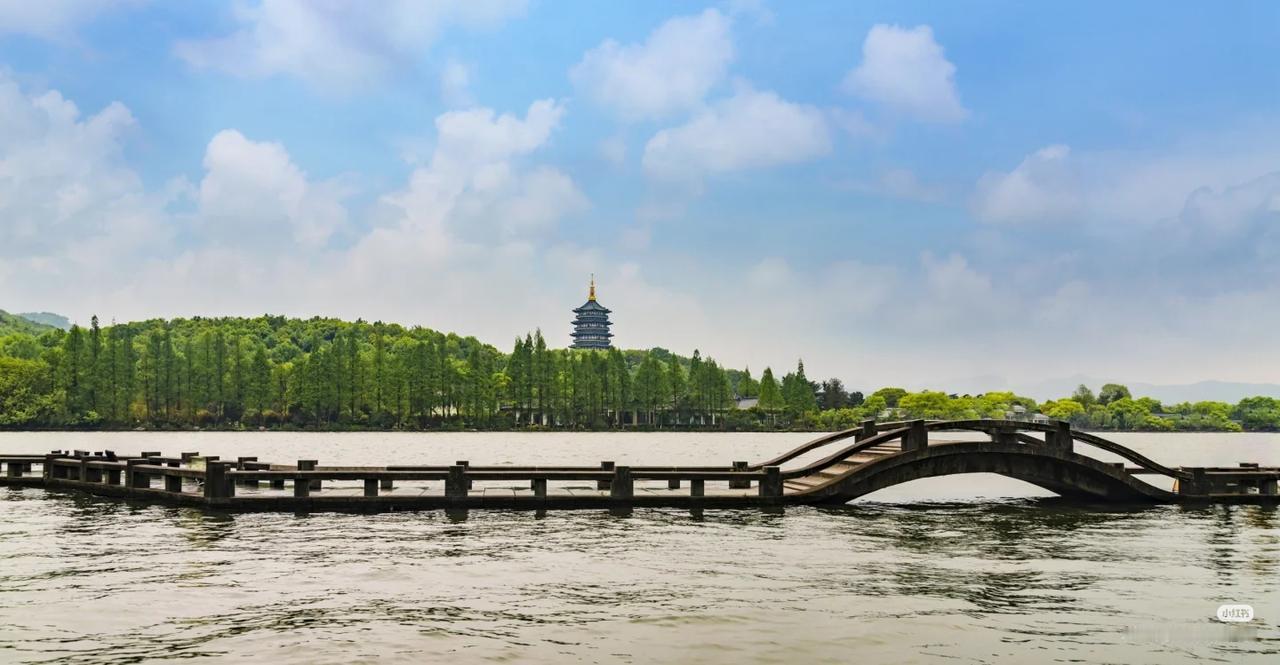 真心想说：杭州西湖是天下无双的，看不懂的人，才会说它只是一滩水。很多人逛完