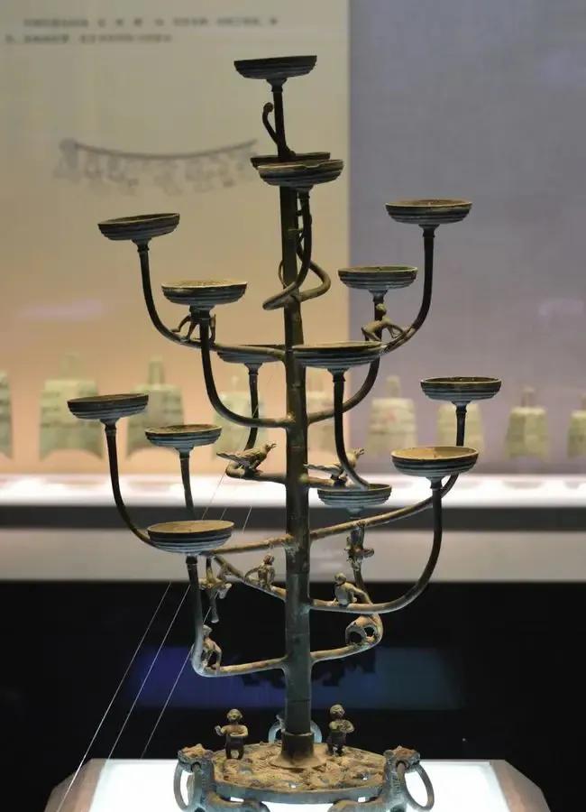 1977年，考古队在中山王墓,发现一棵像大树的奇特铜灯，好奇的队员将15盏灯点亮