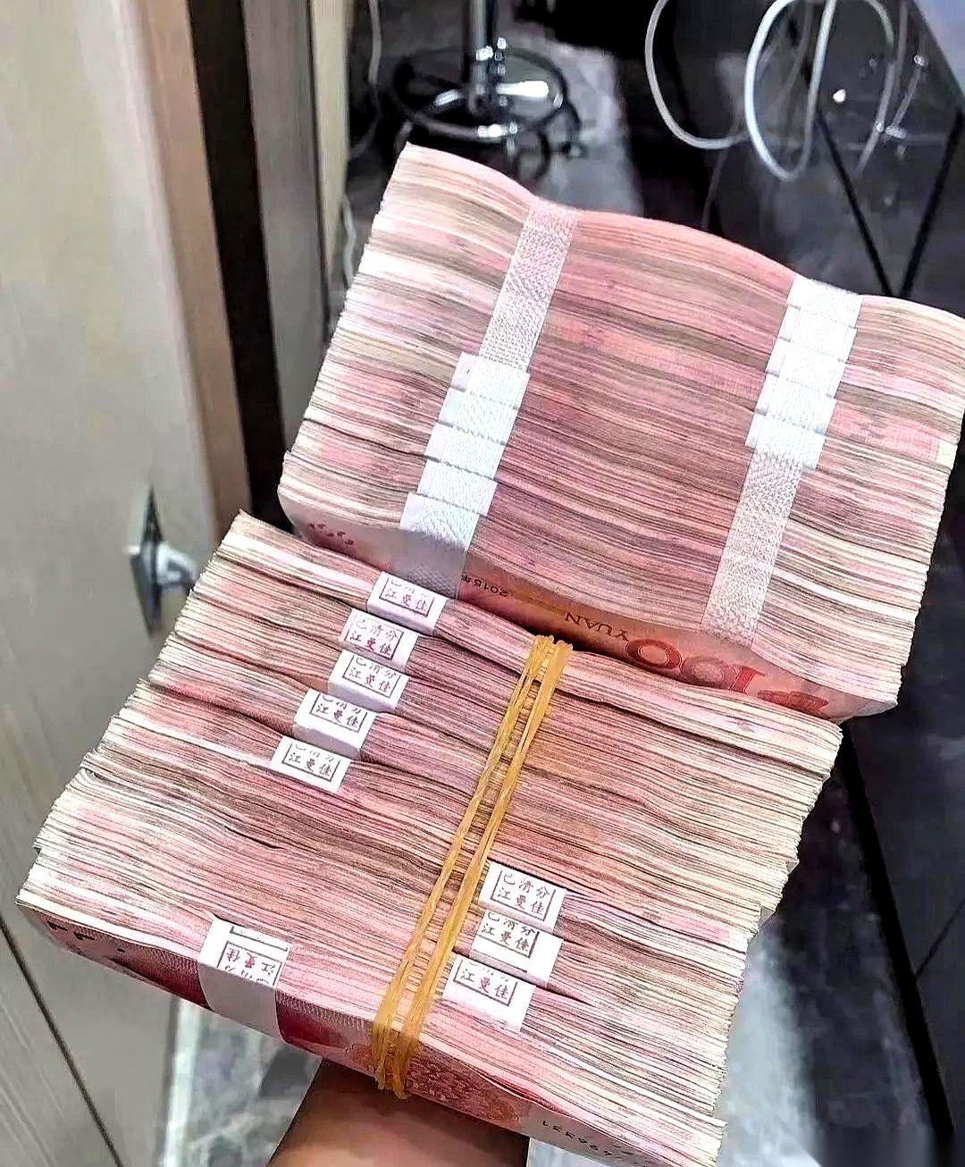 手里攥着20万，你猜我第一反应是啥？不是冲去金店allin，也不是打开APP