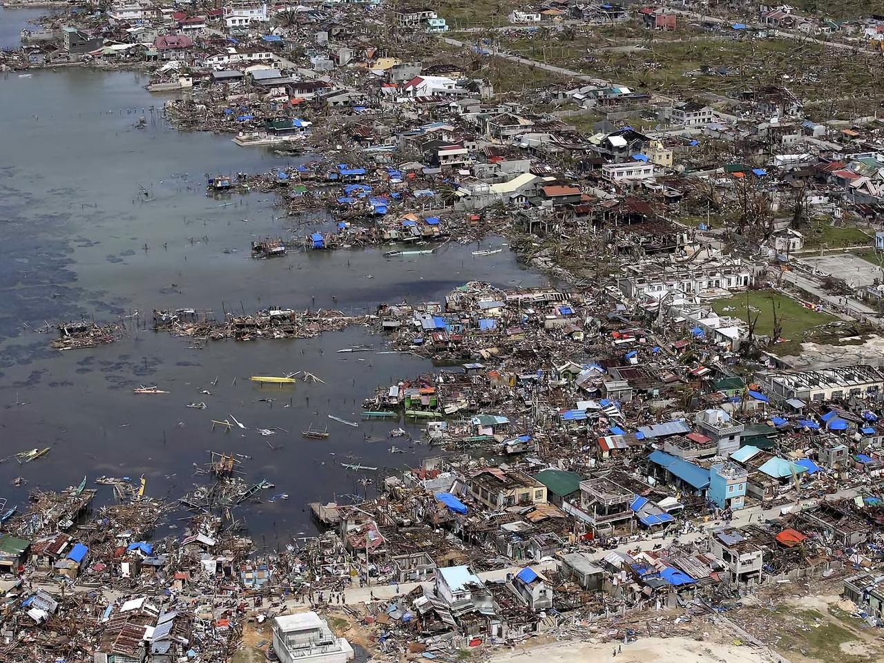 最近菲律宾不太平，海鸥台风来了，直接袭击，损失很大很大，到处都是，菲律宾总统马科