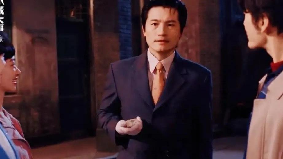 《小城大事》林冬福去跟孙小燕表白时的穿着，衣服是解春来借给他的发型是他半夜照着杂