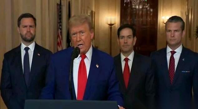 我跟你说，有些事儿魔幻到你都觉得是在看电影。一个大国总统，在他家金碧辉煌的庄园