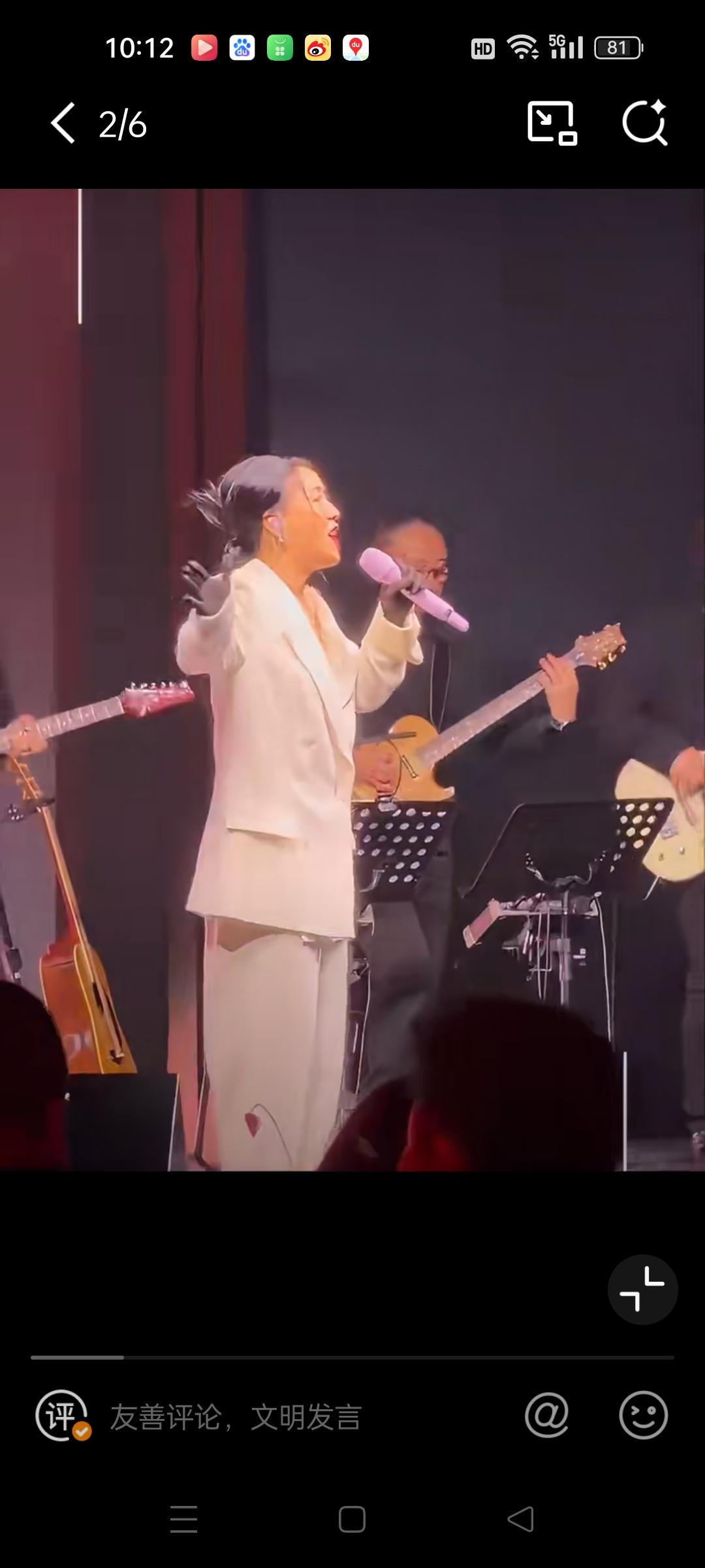 笑疯！卡地亚晚宴名场面预定！那英台上开唱，宋佳和朱珠在台下当气氛组嗨到不行。结果