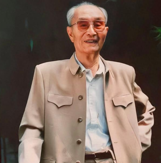 1964年，张爱萍将军到酒泉某基地视察，突然，他发现有10多名背着斜挎包的战士站