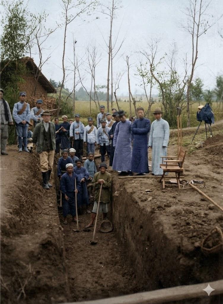 1934年，广汉月亮湾燕家院子，三星堆遗址历史上第一次科学考古发掘的现场。下方
