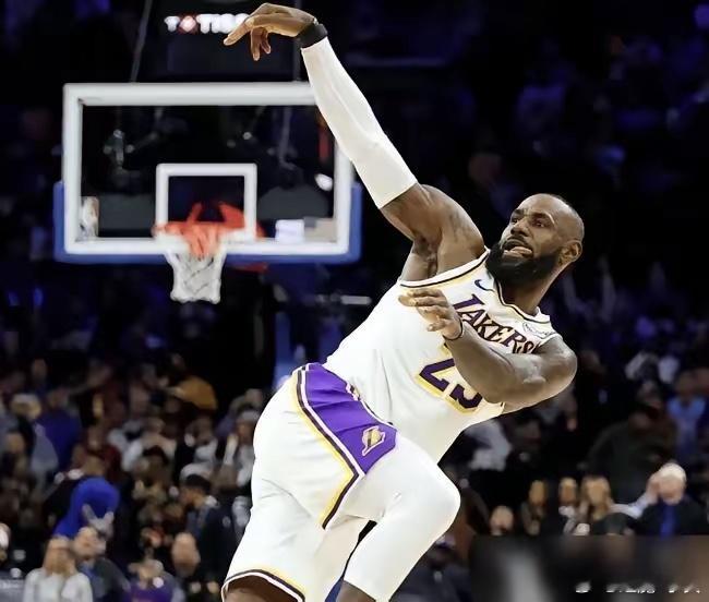 篮球之耻”这帽子扣给谁，老詹就用胜负说话。他场上收割比赛，场下用二十年如一日的职