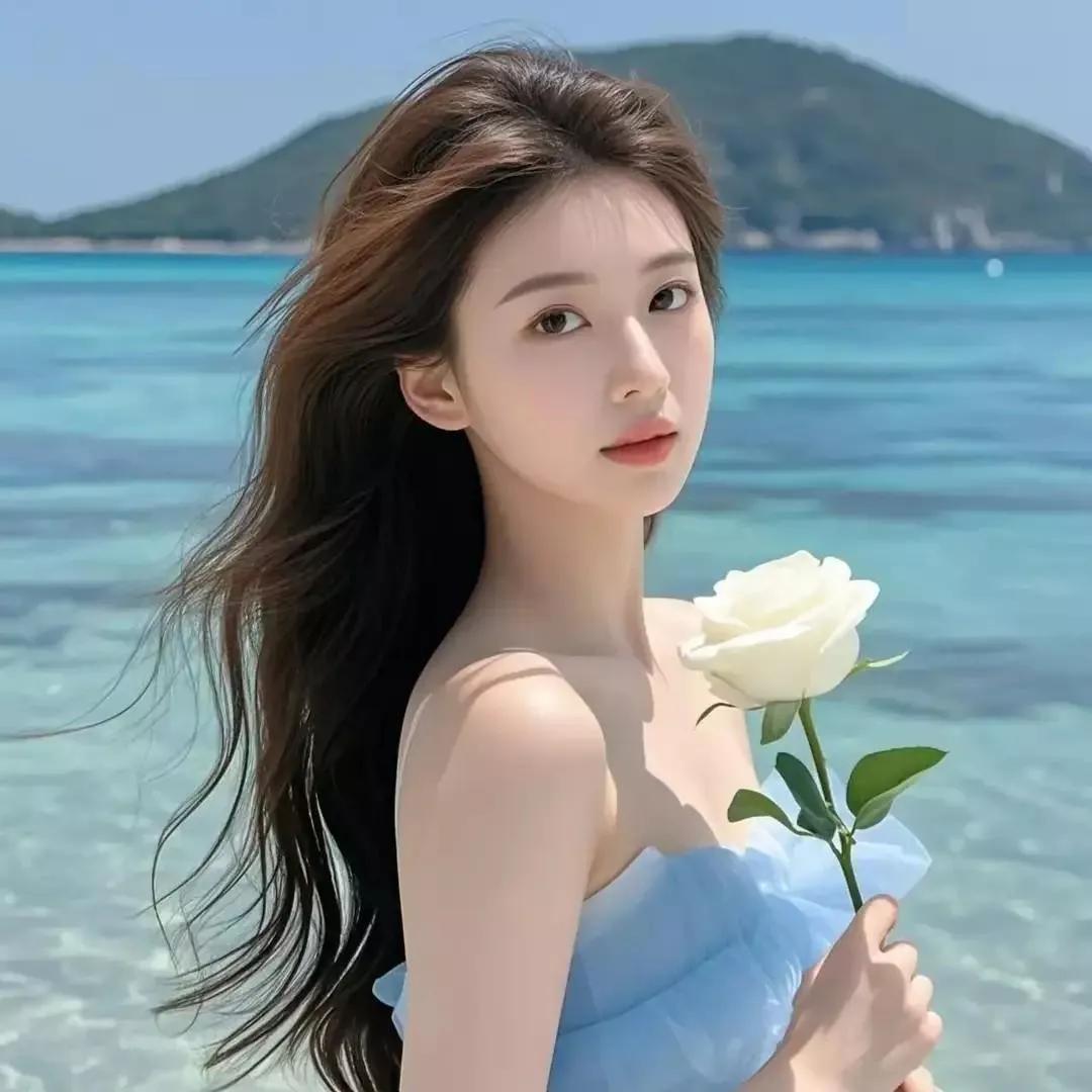 海边少女手持白玫瑰，温柔浪漫的海景背景。海边白衣少女海边玫瑰夕阳海滨玫瑰照