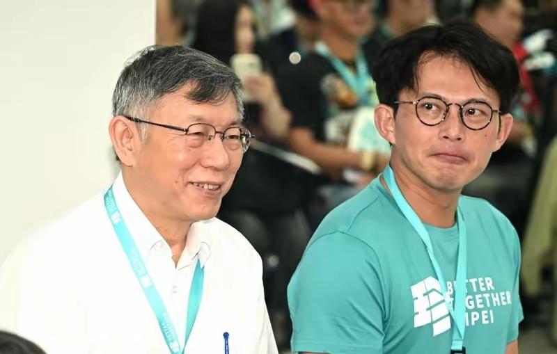 柯文哲和黄国昌公开支持郑丽文，站在郑丽文这一边，这是明智的。柯文哲和黄国昌也认
