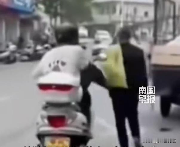 广东茂名，一位捡废品的老人无缘无故被三个年轻人踹倒，施暴者竟然还嘲笑着拍摄视频。