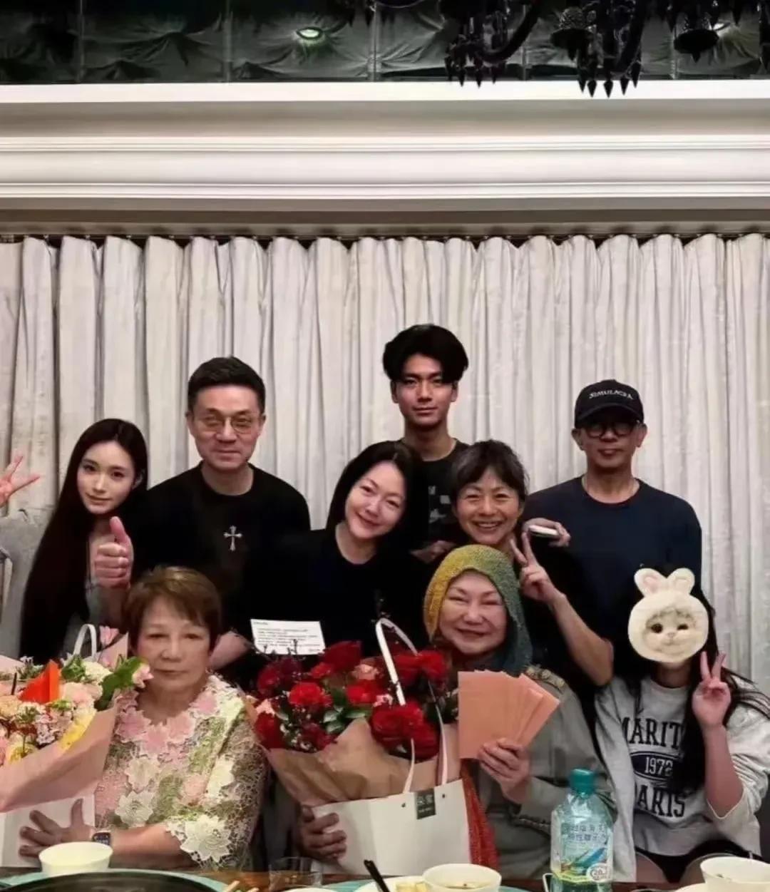 仔细看许雅钧的母亲和黄春梅的不同：许雅钧母亲没有笑，因为这个母亲节，亲家失去了