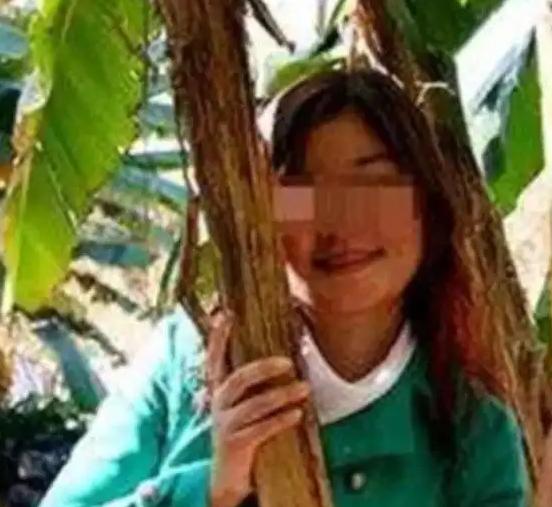 她是一名武汉女大学生，突然被老师叫去谈话，老师严肃问她是否跟黑人留学生甜蜜，她羞