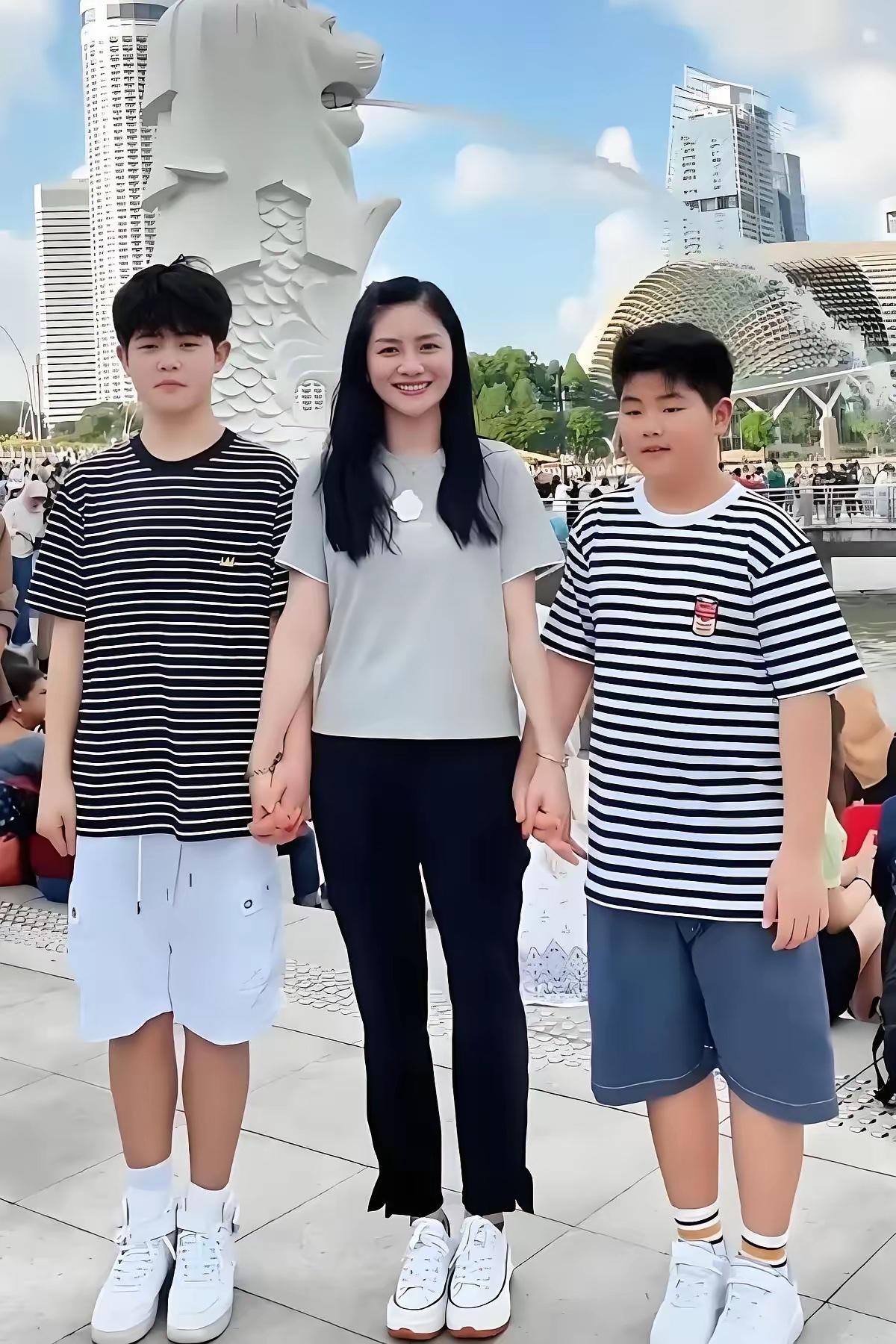 女神的两个儿子，白白胖胖的，完全没有继承妈妈漂亮基因。