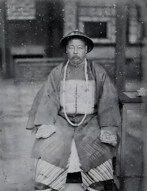 1881年，69岁的左宗棠迎娶17岁小妾，小妾嫌弃左宗棠年纪太大，坐在床上哭个不