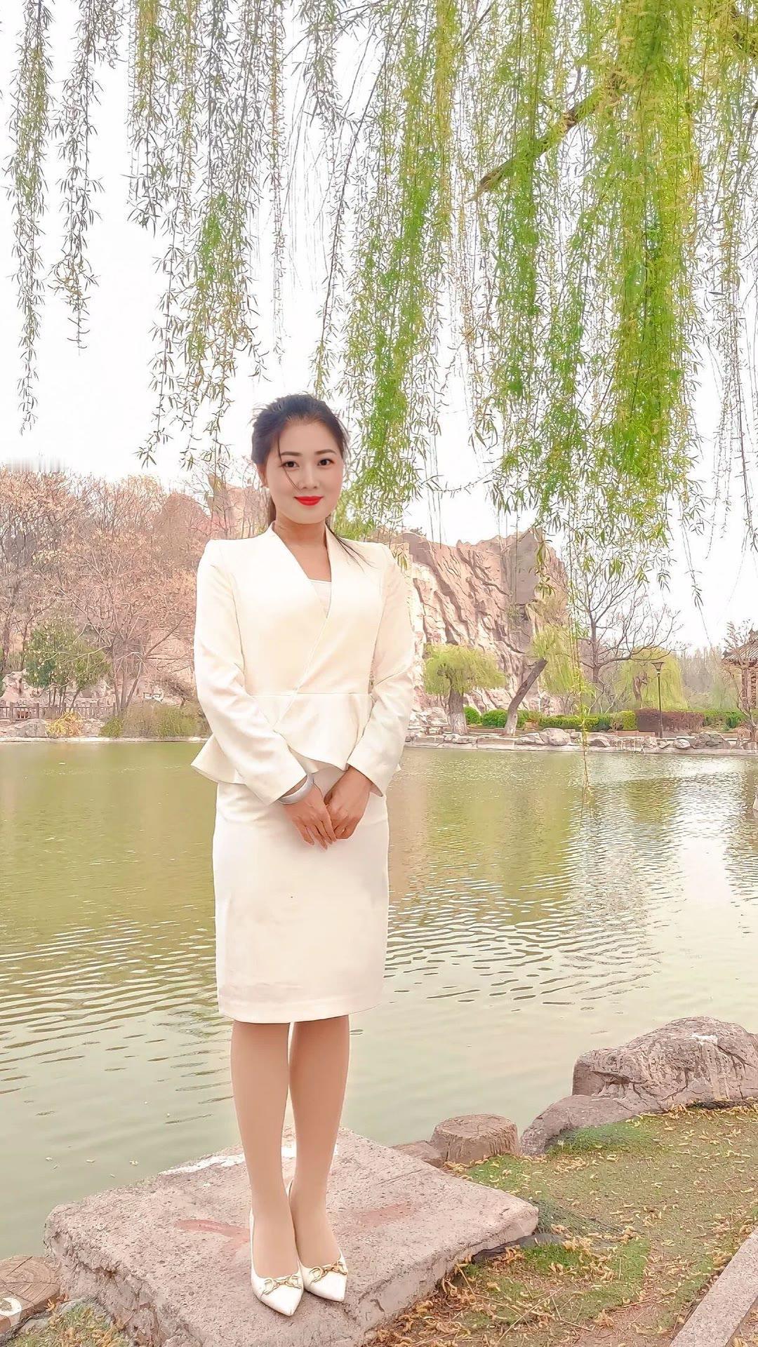 有人嫌弃你不够好也有人觉得你那里都好不用弯腰，爱你的人自会弯腰