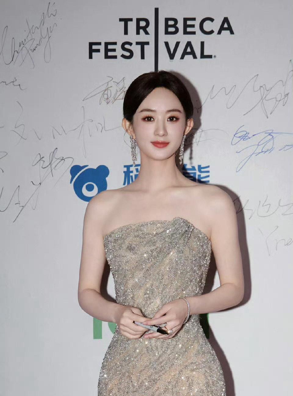真有点看不懂赵丽颖了简直太迷了！你说她聪明吧她宁愿去国外参加一个名字都没听