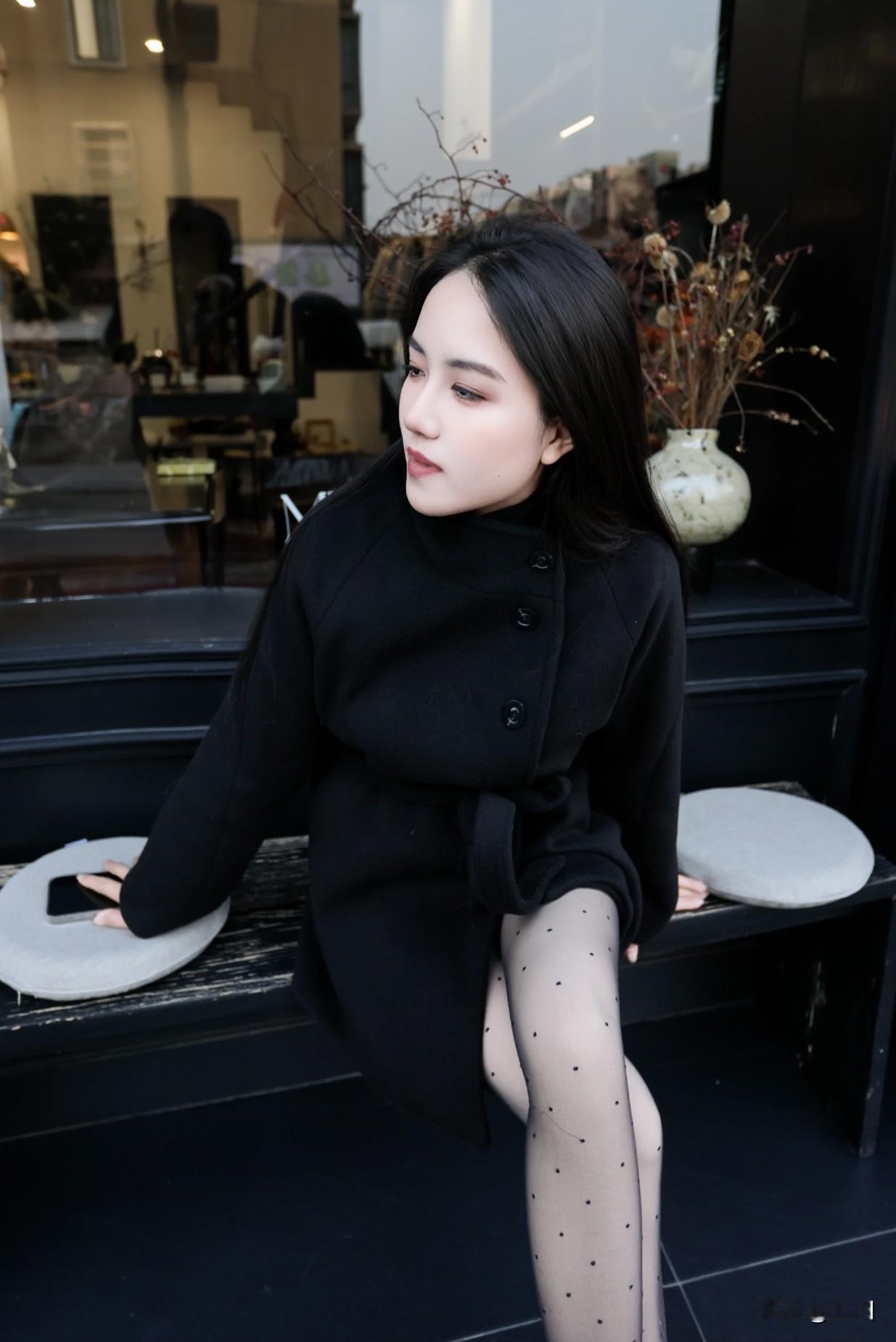 在你眼里，什么样的女人最漂亮静坐花前人，笑看红尘事。