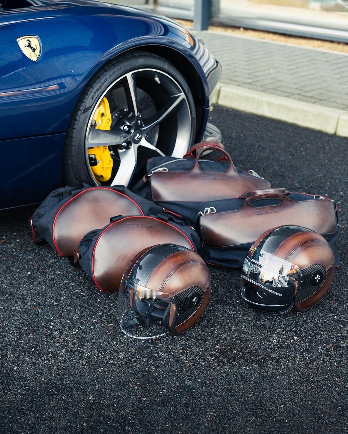 蓝色法国巡回赛外观的FerrariMonzaSP2，内饰为黑色皮革。此车型的