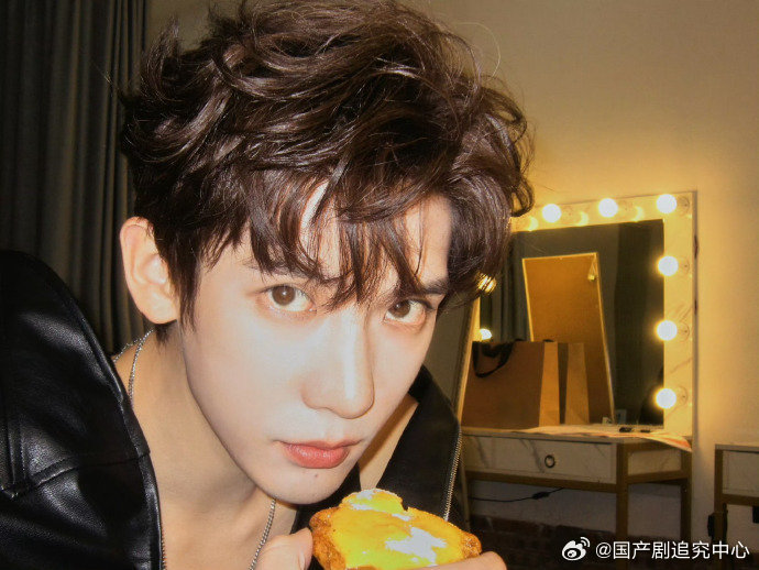 拍成这样都能一秒认出王安宇好家伙，谁还说我们老王哥不帅，毕竟在热成像下模糊成这样