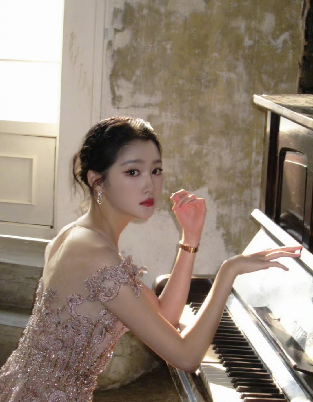 啊啊啊啊啊好可爱捏关晓彤宝宝下班啦早点休息咯~​​​