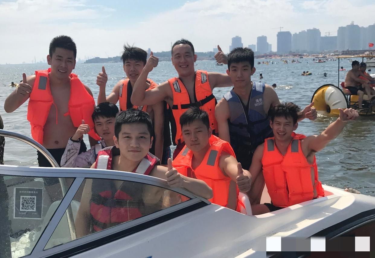 八一男乒坐游艇游玩的合照：我只认出了阳光帅气的樊振东，前排右一的周雨，唯一一个未