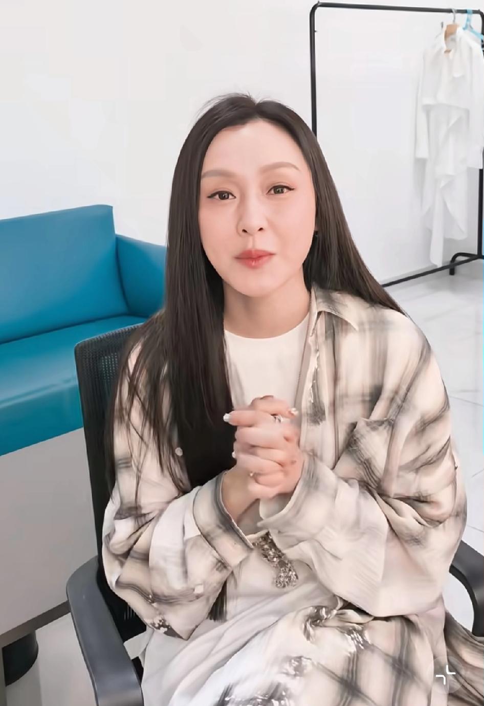 我问闺蜜，为什么范玮琪现在变化那么大，跟她以前完全不一样了？闺蜜问哪里不一样