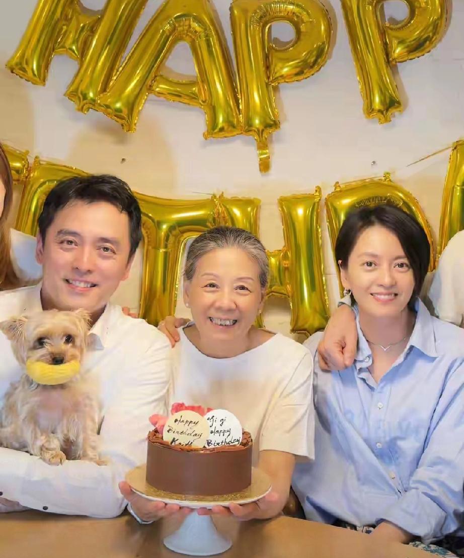 梁咏琪50岁庆生晒全家福，双胞胎弟弟罕见同框，冻龄状态太绝3月