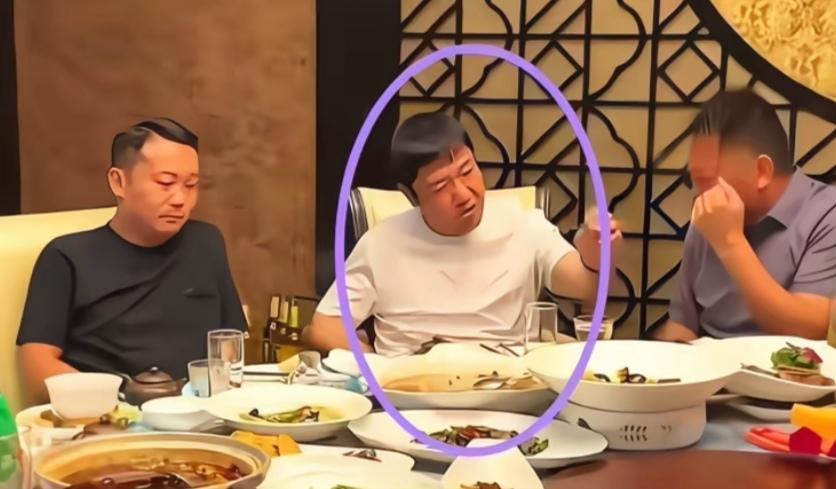 还是男人想的透啊，我问老公，贾冰为啥不出来解释，哪怕道个歉也行啊？我老公直接一