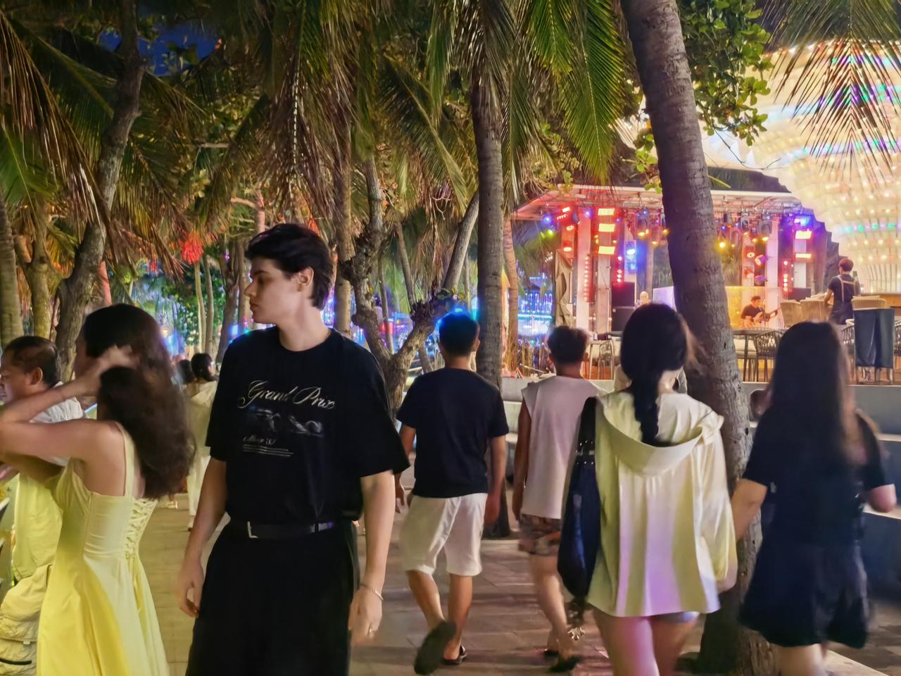 来到了心心念念的海边，却被满沙滩的俄罗斯人惊呆了……想着五一出行机票太贵，就