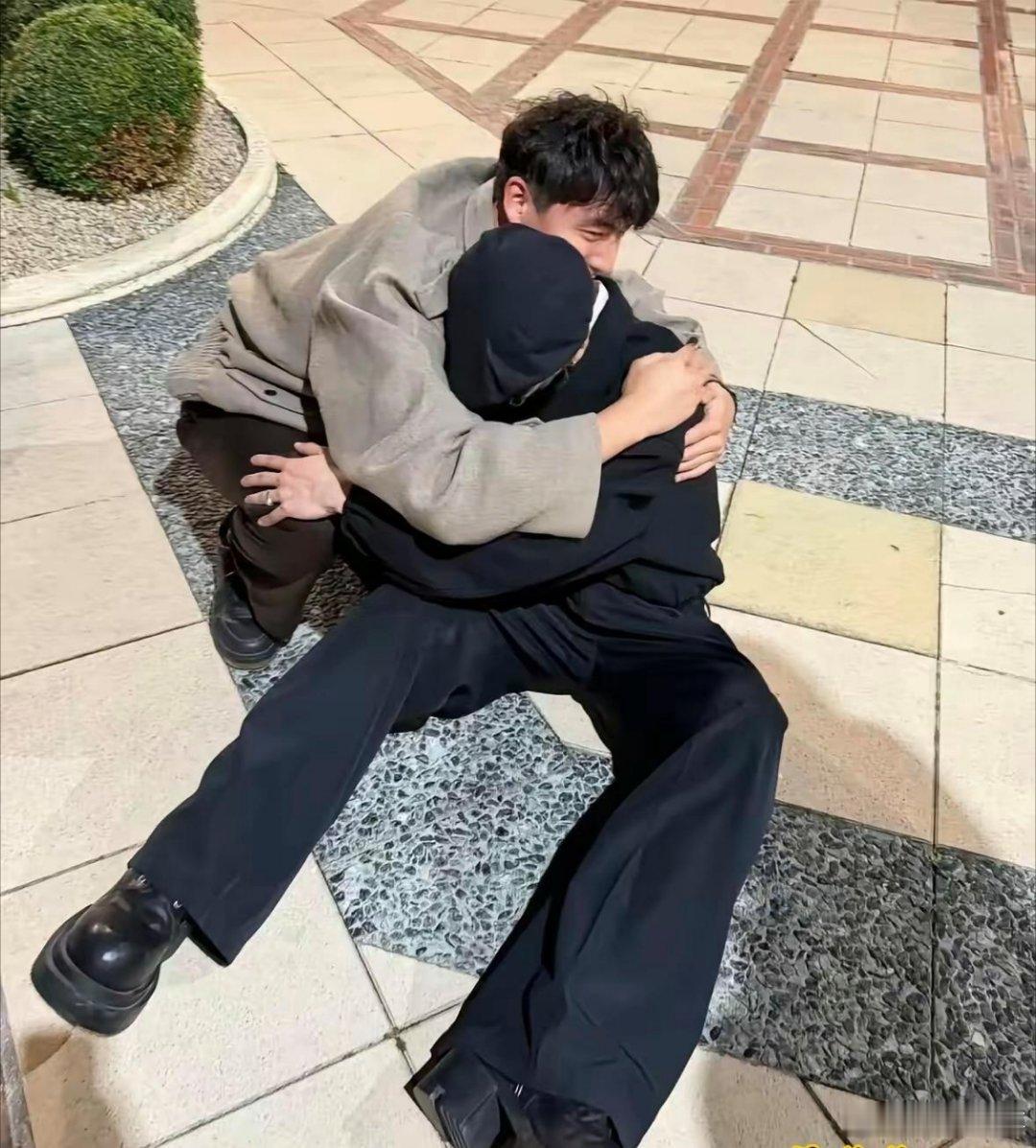 要被王嘉尔笑死了～何猷君婚礼现场，当何猷君和奚梦瑶在婚礼上亲吻的时候，观众席上的