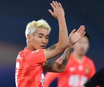 国足丢球又丢人，53分钟守门员扑球脱手，塔吉克斯坦1-0。57分钟，问题小孩、场