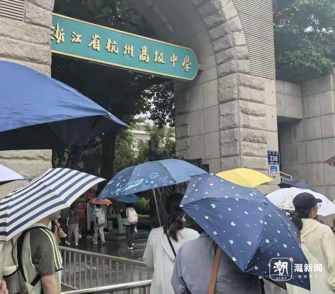 今天，不少新高一学生早早起床，前往各高中参加新生素质测试，也就是大家常说的“分班