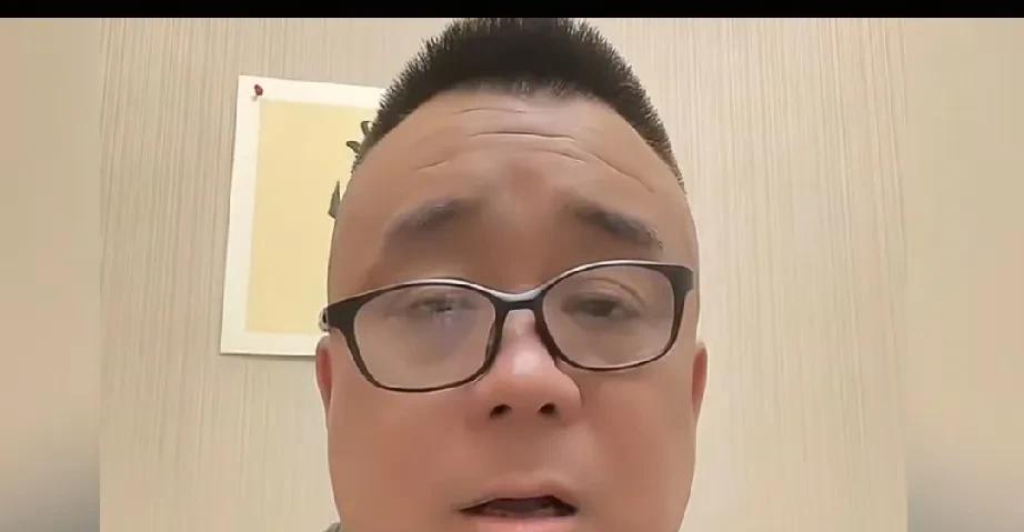豹哥跟杨家和好后又开始直播了，这次他又站队前师父，直播间批评侯耀华。他说侯耀华既