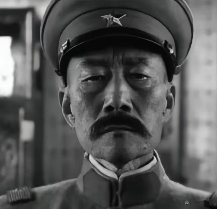 1894年，张作霖去于六家喝酒，中途于六去放水，谁知于六的小老婆二兰子突然拼命靠