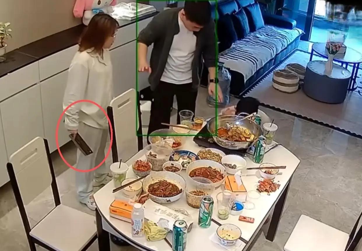 浙江宁波，男子带3名男性朋友回家喝酒，妻子精心备菜后回卧室更衣休息，男子竟不顾妻