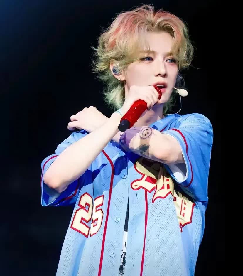 7月4号晚上，鹿晗在青岛的演唱会又开得非常出色！妆容也是淡雅而精致，精神