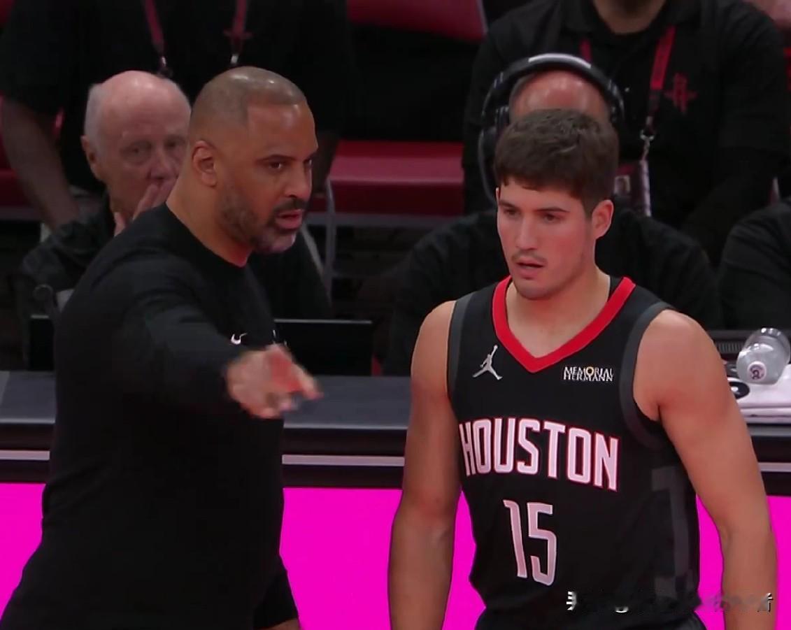 同样是2024年的首轮秀！！差距一目了然！！！状元：里萨谢，本赛季目前场均11