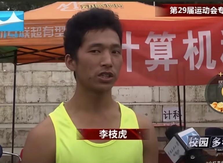 救救这个可怜的孩子，有网友说，他在外网的某些网站上卖这个小朋友的视频背后是否有