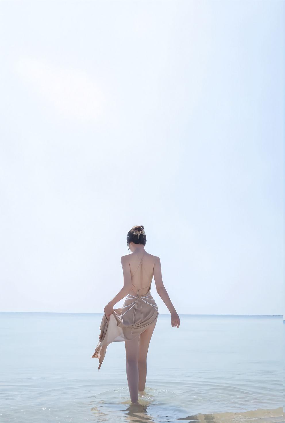 夏日去海边漫步，简直是一场浪漫的邂逅。想象一下，身着白色长裙，纱裙在海风中飘逸，