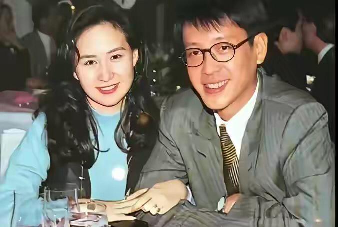 这是赌王的女儿，他给女儿起了一个响亮的名字何超琼。何超琼长得美如天仙，当时，音