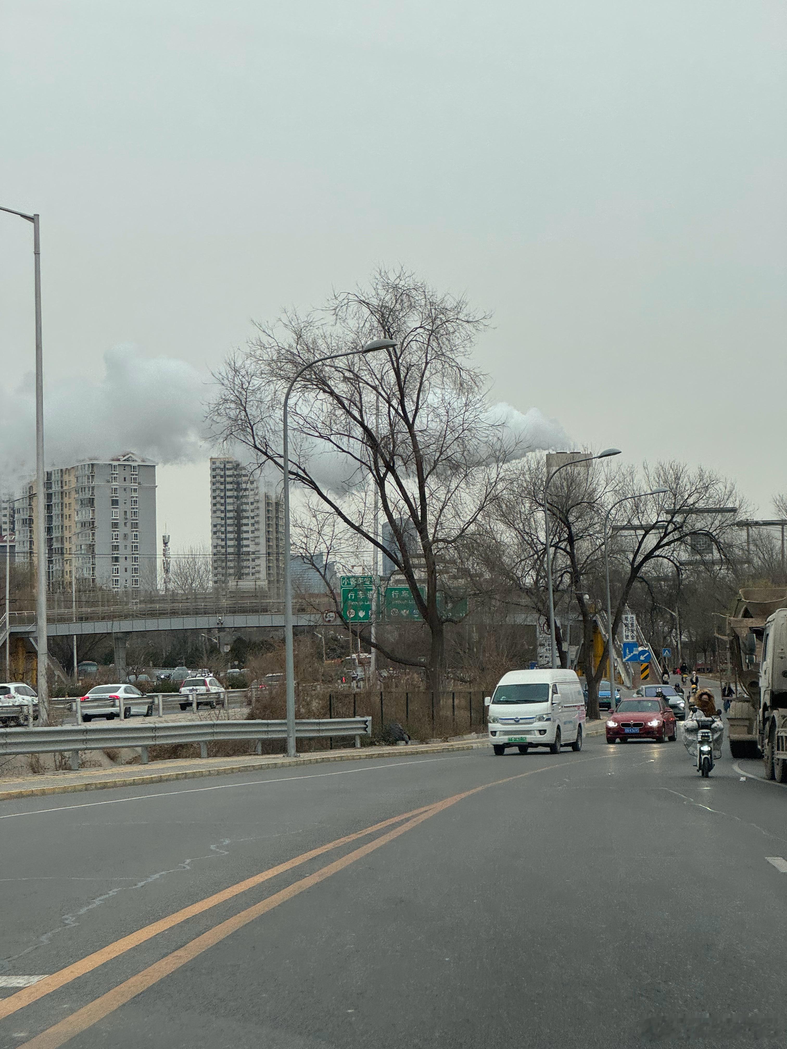北京下雪朝阳还没下，不过感觉快了，雪的进京证应该马上办下来
