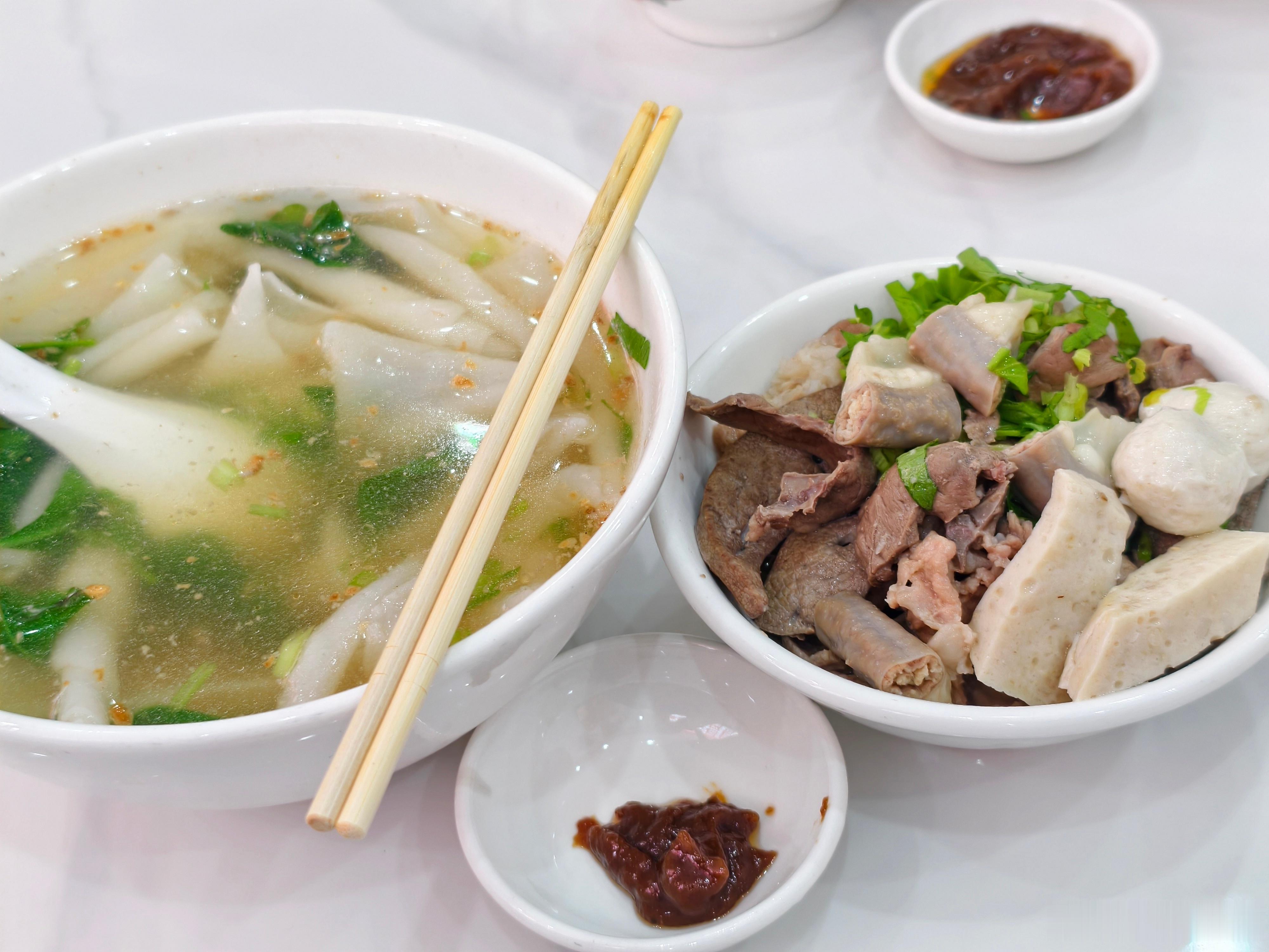 忙到八点，在上次吃15块钱猪杂粿汁的店里，今天叫了个二十块的烧鸭饭。20块钱啊，