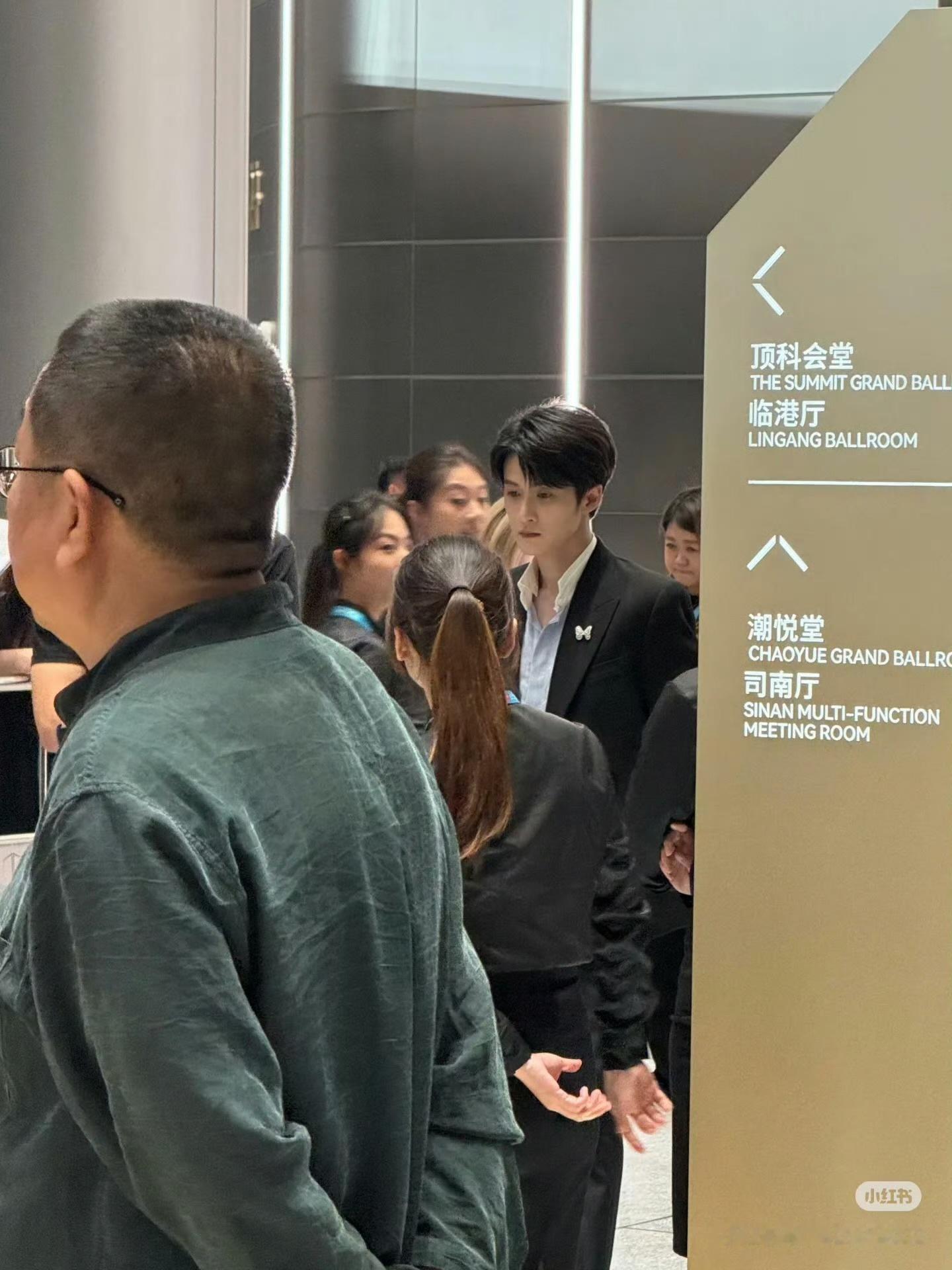 人群中有一只漂亮的发呆小咪哎！我要趁小咪不注意给他拐回家[滑稽笑]​​​