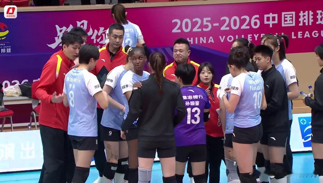 天津女排不再天津，主场对阵河南队16-25先输一局。河南女排以发球带动拦防，给天